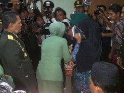 Dapat Santunan, Tangis Keluarga Korban Heli MI-17 Pecah di Depan KSAD