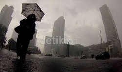 Hujan Deras Guyur Jakarta Siang Ini, Jokowi Cek Titik Genangan Air