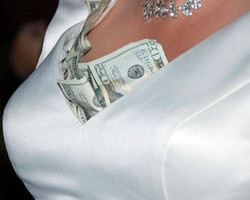 8 Hal Aneh yang Disimpan Wanita Dalam Bra: 75 Ular Hingga Anak Monyet