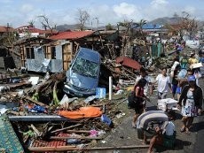 Akibat Topan Haiyan di Filipina, Orang-orang Seperti Zombie Mencari Makan