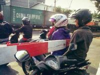 Telanjur Menerobos Pintu Perlintasan Kereta