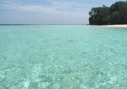 6 Tempat dengan Laut Sebening Kaca di Indonesia