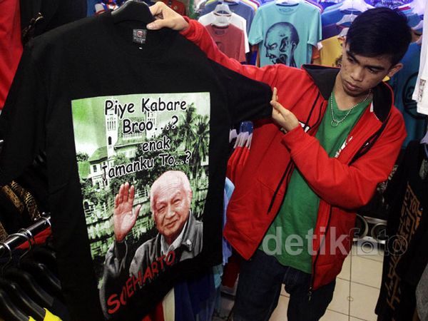 Kaos Bergambar Soeharto Laris Manis