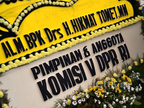 Ratusan Karangan Bunga Penuhi Rumah Atut