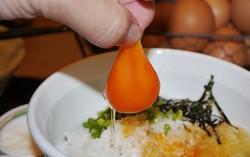 Saking Kentalnya, Kuning Telur Ini Bisa Diangkat Sambil Dicubit!