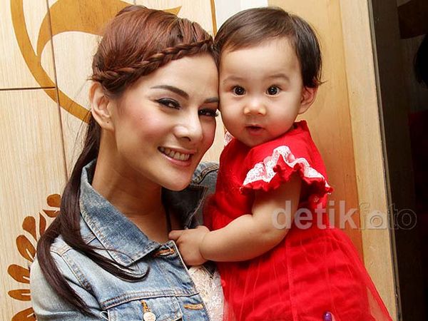 Anak Perempuan Astrid Tiar yang Menggemaskan