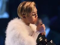 Raih Penghargaan, Miley Cyrus Merokok di Panggung