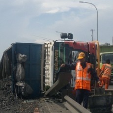 Truk Muat Batu Bara Terguling di Tol Porong Km 35.100