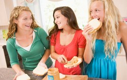 Ngemil di Saat Tepat Efektif Menjaga Tubuh Tetap Langsing