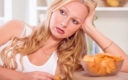 Agar Tak Makin Parah, Jangan Ngemil Keripik Kentang dan Roti saat Galau