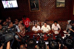 PPI Gelar Jumpa Pers di Rumah Anas yang Masih Digeledah KPK
