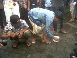 Ratusan Orang Berebut Air Sisa Jamasan Kereta Pusaka di Yogya 