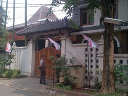 Attiyah Istri Anas Tergesa Masuk ke Rumahnya di Tengah Penggeledahan KPK