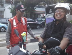 Diingatkan Petugas Soal Denda Rp 500 ribu, Pemotor Nekat Tembus Busway