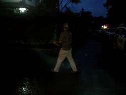 Seorang Pria Misterius Berblangkon Meniup Terompet di Rumah Anas