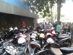 Fitri Menangis Sesunggukan Kala Pelat Nomor Motornya Dicabut Dishub