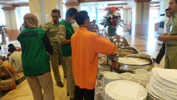 Petugas Dinkes Cek Mutu Jamuan Pertemuan Jokowi & Menteri Amir