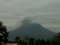 Masih Terus Keluarkan Abu Vulkanik, Pagi Ini Gunung Sinabung Landai