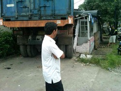 Truk Pembawa Peti Kemas Seruduk Warung di Medan