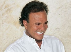 Julio Iglesias Akan Konser di Jakarta dengan Bintang Tamu James Ingram