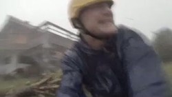 Demi Gambar, Kameramen ini Nekad Lawan Kejamnya Topan Haiyan