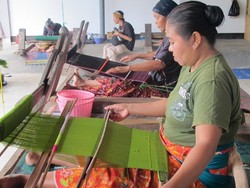 Desa Sukarara, Surga Kain Tenun di Lombok