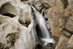 Aneh Tapi Nyata, Air Terjun Berbentuk Hati di AS