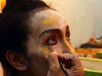 Melihat Persiapan Pertunjukkan Teater Koma