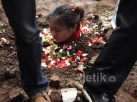 Lisa Kubur Diri Protes Penangkapan Ayahnya