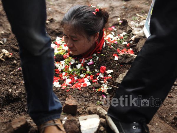 Lisa Kubur Diri Protes Penangkapan Ayahnya