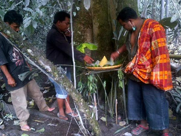 Warga Gelar Ritual Kuno Agar Sinabung Tenang