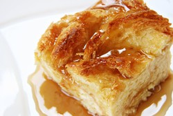  Mau Bikin Bread Pudding yang Enak? Pakai Saja Croissant dan Brioche!