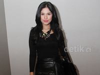 Serba Hitam Annisa Pohan