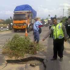 Jembatan Ambles, Kendaraan Besar Dilarang Melintas Pantura Tuban