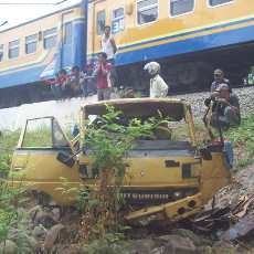 Truk Muat Tetes Diseruduk KA Rapih Doho