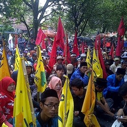 Seribuan Petani Duduki PN Bandung