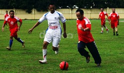 Para pemain Muhammadiyah melakukan serangan.