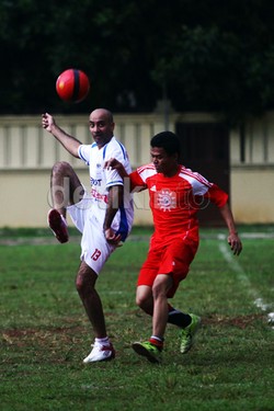 Pertandingan persahabatan ini berlangsung di Lapangan PTIK, Jl. Tirtayasa, Kebayoran Baru, Jakarta Selatan.