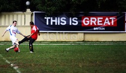 Hidayat Nur Wahid berebut bola dengan pemain dari Kedutaan Besar Inggris.