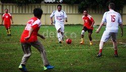 Para pemain Kedutaan Besar Inggris melakukan serangan.