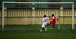Dalam pertandingan persahabatan ini, Kedutaan Besar Inggris menundukkan Muhammadiyah dengan skor 4-1.