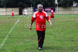Pada menit kelima belas, Din Syamsudin sudah meninggalkan lapangan hijau.