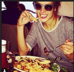 No Diet! Alessandra Ambrosio Asyik Makan Steak Pra Show Victorias Secret