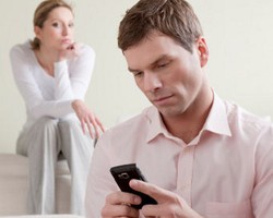 Duh, 45% Orang Selingkuh karena Kekasih Terlalu Asyik Main Smartphone