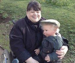 Tak Bisa Punya Anak, Wanita Ini Perlakukan Boneka Bak Putranya Sendiri