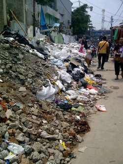 Iiih Bau! Sampah dan Bekas Bongkaran Rumah Menumpuk di Tanah Abang