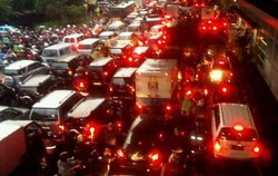Genangan Air & Traffic Light Mati Jadi Penyebab Macet di Jl DI Panjaitan