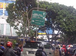 Awas! Plang Penunjuk Jalan Miring di Jl TB Simatupang