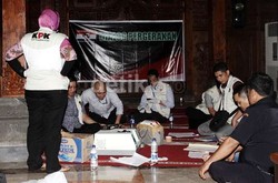 Penggeledahan KPK Selesai, Pihak Anas Tolak Tanda Tangani BAP