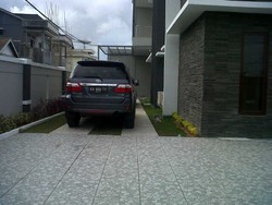 Selain 2 Rumah, KPK Juga Sita Mobil Fortuner di Rumah Akil